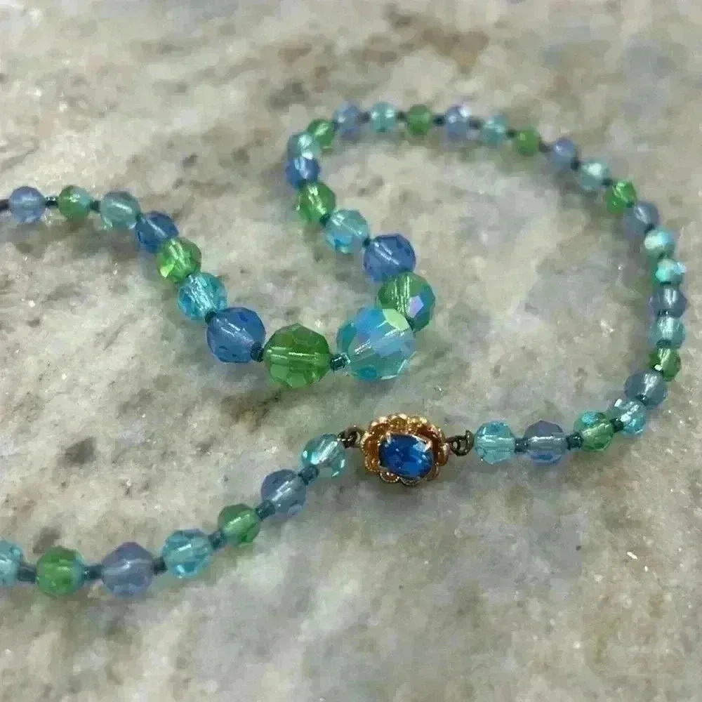 Vintage beaded necklace Blue & Green with a beautiful jeweled closure. - Picture 3 of 6